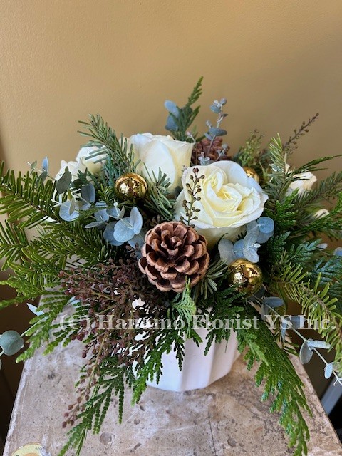CMAS1126.. Holiday season arrangement in 5 x 5 ceramic vase
